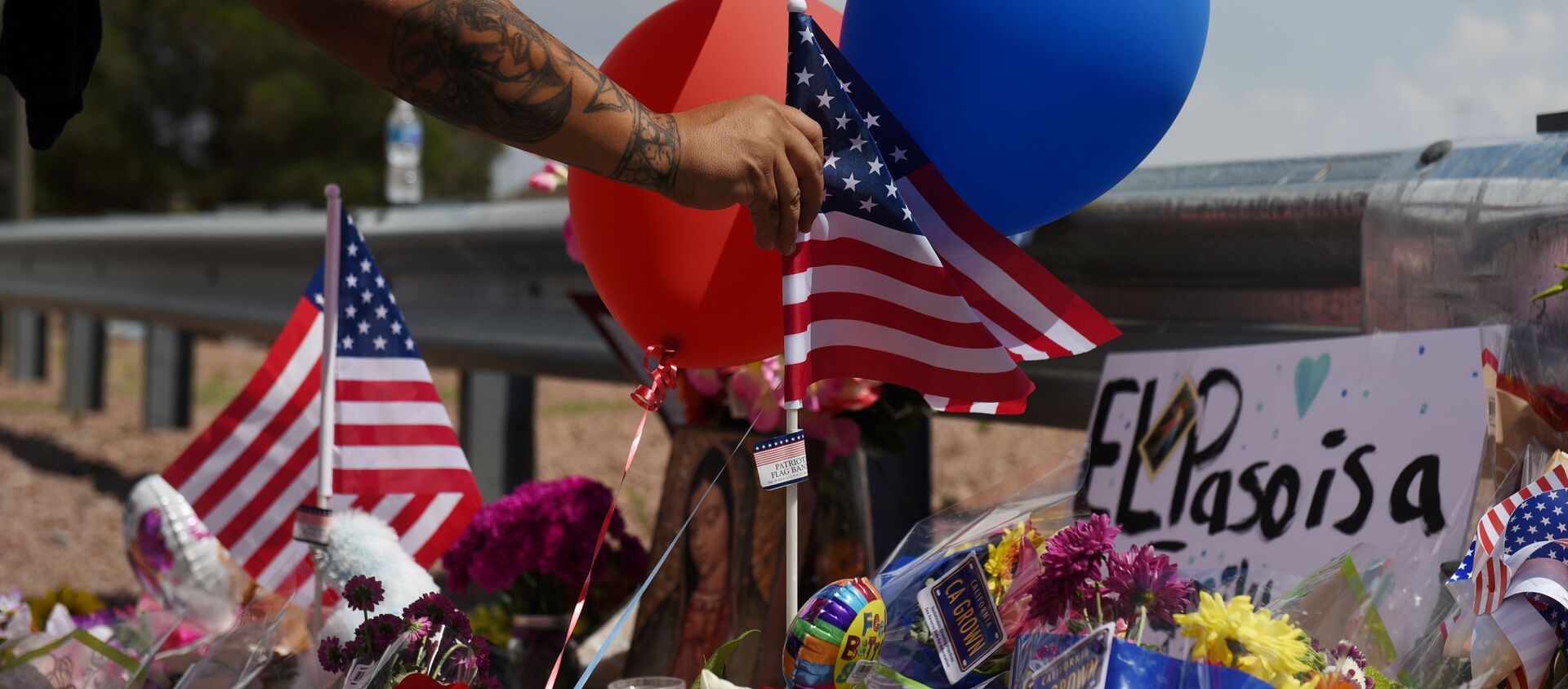 La bandera de EEUU en el lugar deluto por las víctimas del tiroteo en El Paso - Sputnik Mundo, 1920, 05.08.2019