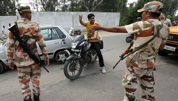 Los militares paran a un hombre en la zona restringida de Jammu - Sputnik Mundo