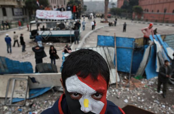 Сторонник оппозиции с лицом, раскрашенным в цвета государственного флага Египта, на баррикадах на площади Тахрир в Каире - Sputnik Mundo