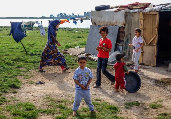 Стоянка сирийских бедуинов-беженцев возле поселка Квешра на севере Ливана рядом с границей с Сирией - Sputnik Mundo
