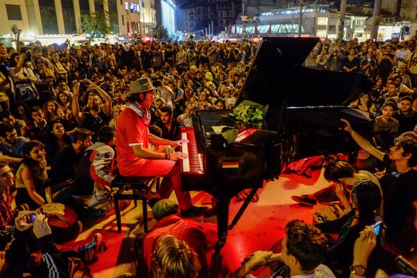 Мужчина играет на рояле для протестующих на площади Таксим в Стамбуле - Sputnik Mundo