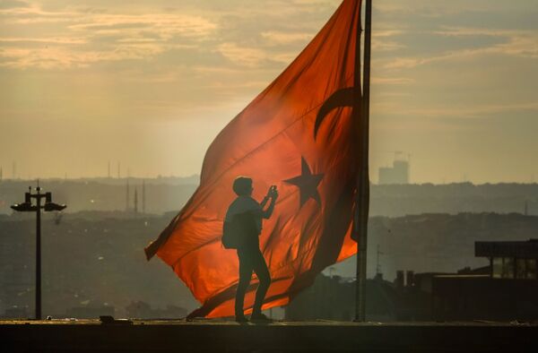 Турецкий флаг на площади Таксим в Стамбуле - Sputnik Mundo