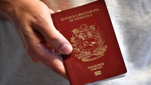 Un pasaporte venezolano (archivo) - Sputnik Mundo