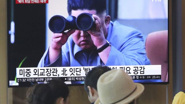 Лидер КНДР Ким Чен Ын в новостном сюжете на экране телевизора в Южной Корее  - Sputnik Mundo