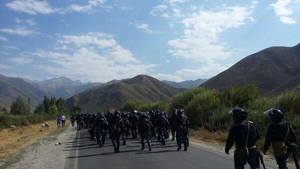 La Policía kirguís cerca de la localidad Koi Tash donde reside Almazbek Atambáev - Sputnik Mundo