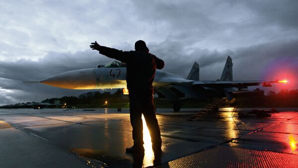 Caza Su-27 en un aeródromo en la región de Kaliningrado - Sputnik Mundo