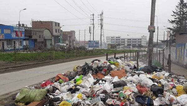 Vías por donde se trasladan deportistas panamericanos en Lima Sur están llenas de basura. - Sputnik Mundo