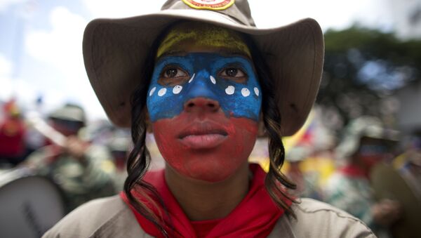 Una mujer miembro de la milicia bolivariana con el rostro pintado con los colores de la bandera de Venezuela - Sputnik Mundo