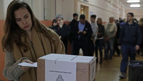 Una mujer votando en las primarias Argentinas - Sputnik Mundo