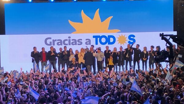 Celebración de la victoria en las elecciones primarias argentinas en el búnker del Frente de Todos - Sputnik Mundo