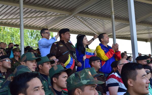 El embajador de Venezuela en Rusia, Carlos Rafael Faría, observando la actuación del equipo venezolano - Sputnik Mundo