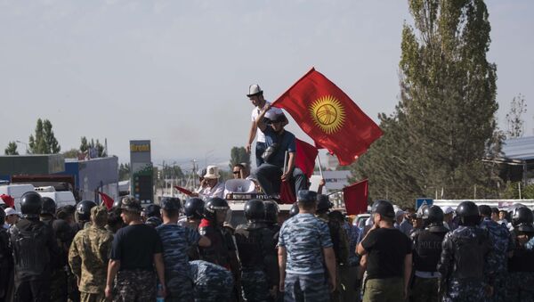 Partidarios del presidente kirguís Almazbek Atambáev - Sputnik Mundo