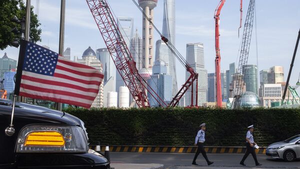 Oficiales de policía de tráfico chinos caminan junto a una bandera estadounidense en un coche de la embajada en Shanghái - Sputnik Mundo