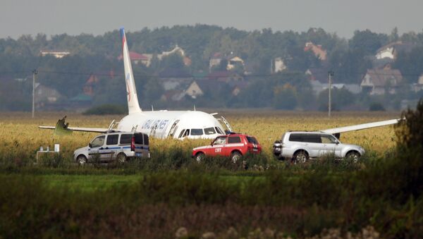 Heroicos pilotos realizan un aterrizaje de emergencia con un avión de pasajeros cerca de Moscú - Sputnik Mundo