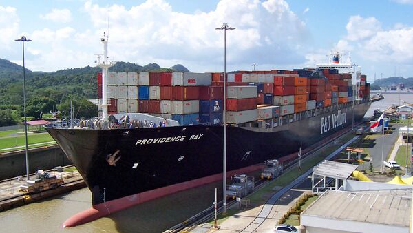 Un buque en el Canal de Panamá - Sputnik Mundo