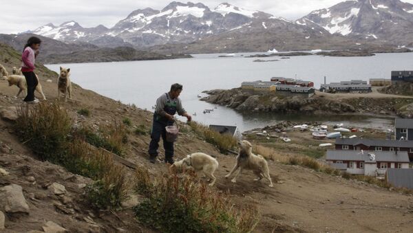 Habitantes de Groenlandia en las costas de la isla - Sputnik Mundo