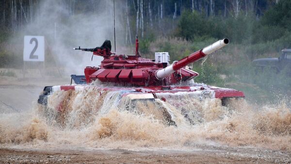 Un tanque ruso durante el Biatlón de Tanques - Sputnik Mundo