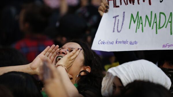Si violan mujeres violamos sus leyes: la marcha feminista en México acaba en destrozos - Sputnik Mundo