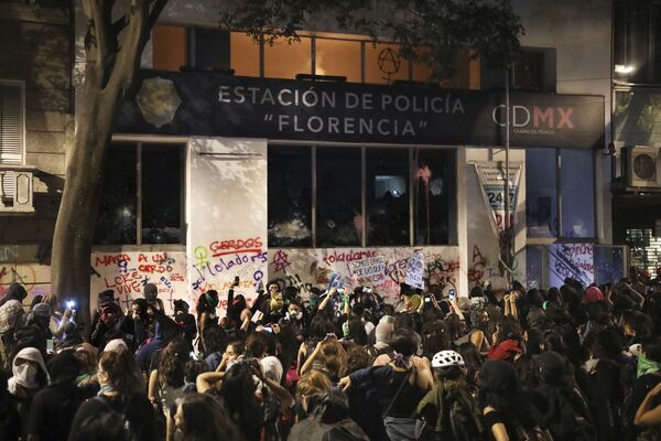 Si violan mujeres violamos sus leyes: la marcha feminista en México acaba en destrozos - Sputnik Mundo