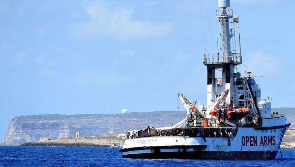 Barco de rescate Open Arms cerca de la isla italiana de Lampedusa - Sputnik Mundo