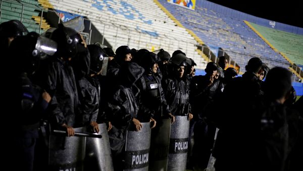 Policía hondureña en los disturbios previos al partido entre Olimpia y Moncagua en Tegucigalpa - Sputnik Mundo