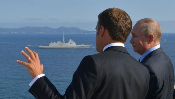 El presidente de Francia, Emmanuel Macron, y el presidente de Rusia, Vladímir Putin - Sputnik Mundo