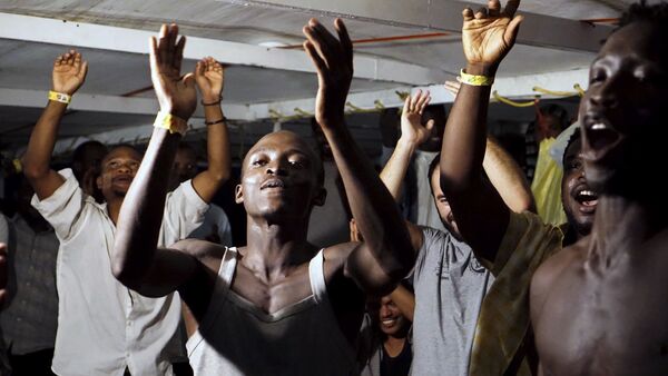Migrantes a bordo del barco Open Arms - Sputnik Mundo