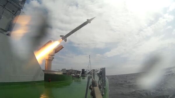 Un buque militar ruso pone a prueba el nuevo sistema de misiles Osa-MA  - Sputnik Mundo