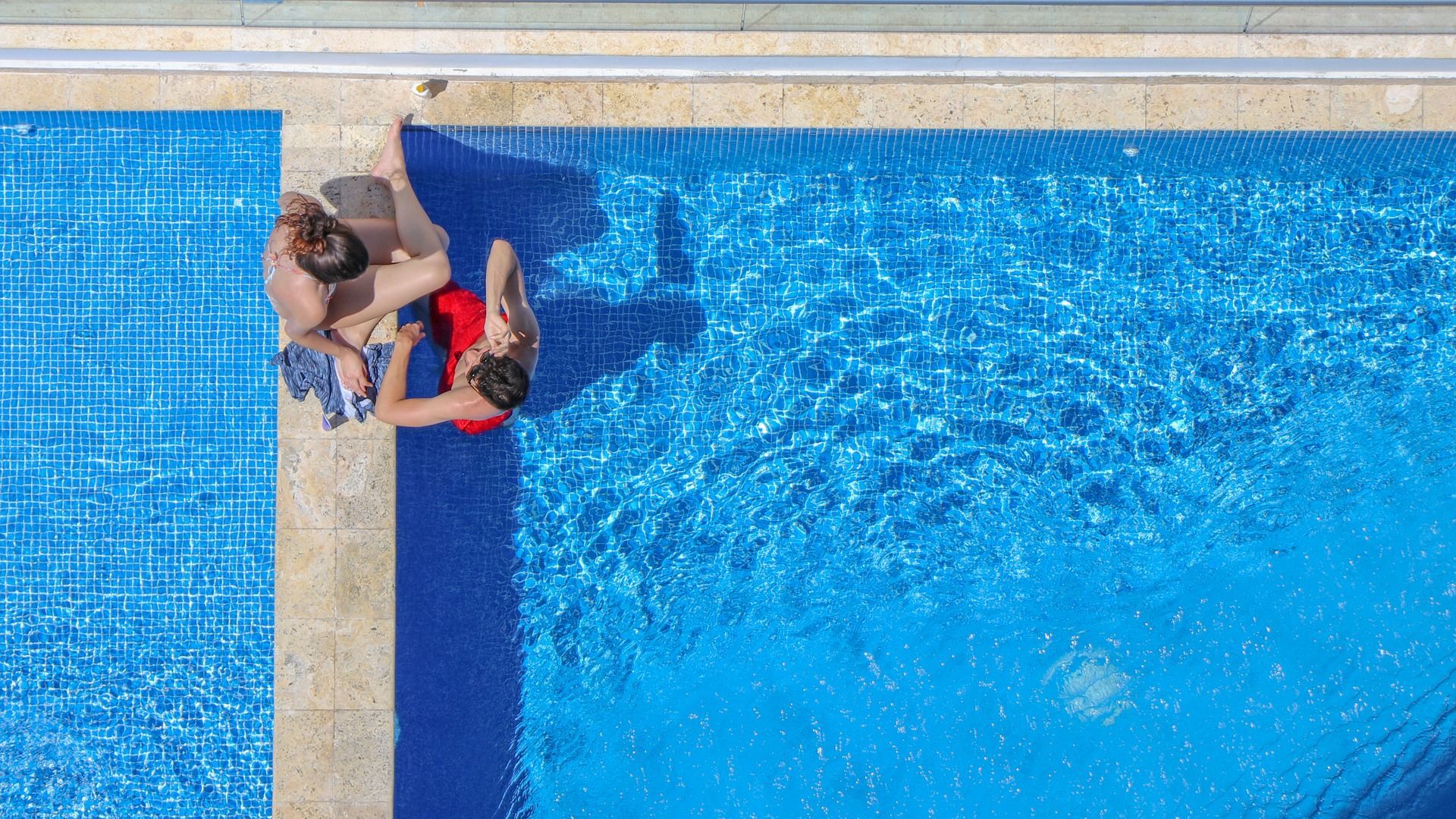 Tragado por la tierra: el fondo de una piscina se lleva a un hombre en una  fiesta en Israel | Video , Sputnik Mundo