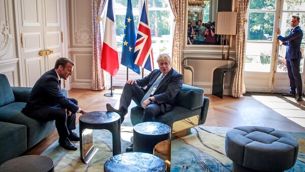 Emmanuel Macron, presidente de Francia, y Boris Johnson, primer ministro británico, durante su visita a París el 22 de agosto de 2019 - Sputnik Mundo
