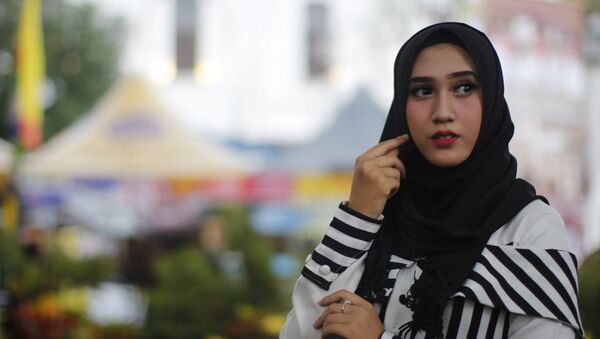 Una chica musulmana con hiyab - Sputnik Mundo