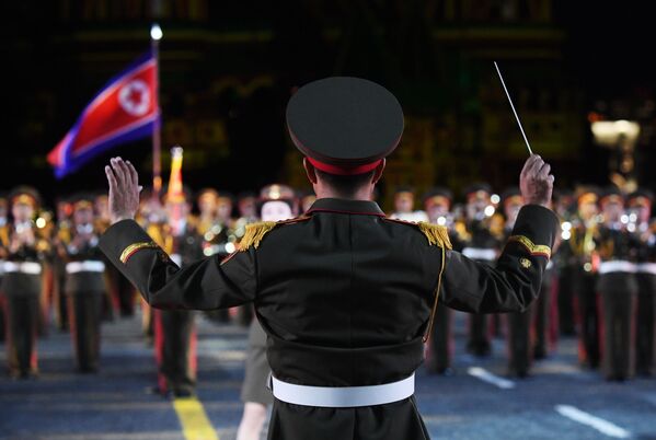 Centenares de militares de todo el mundo invaden la Plaza Roja con su  música - 24.08.2019, Sputnik Mundo