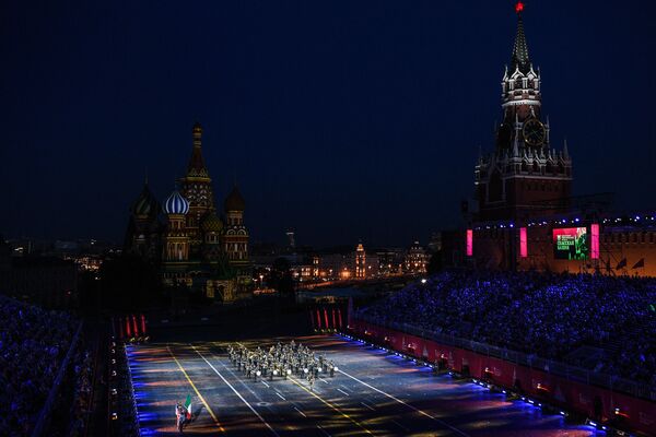 Centenares de militares de todo el mundo invaden la Plaza Roja con su  música - 24.08.2019, Sputnik Mundo