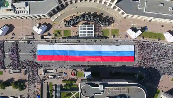 Moscú despliega una gigante bandera rusa en sus calles - Sputnik Mundo
