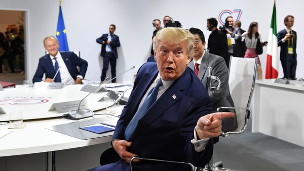 El presidente de EEUU, Donald Trump, en una reunión durante la cumbre del G7 en Francia - Sputnik Mundo