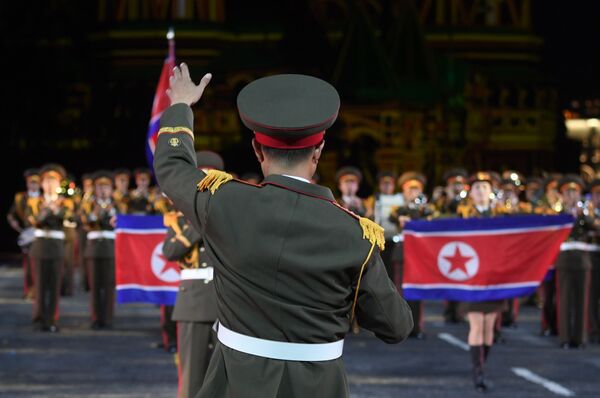 Las militares norcoreanas conquistan a los rusos con su arte - Sputnik Mundo