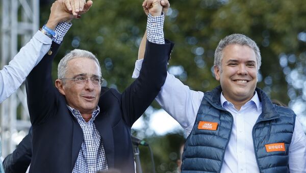 Álvaro Uribe (izda.) y Iván Duque (dcha.), políticos colombianos (archivo) - Sputnik Mundo