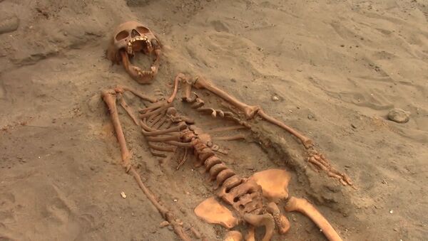 Hallan en Perú una tumba medieval con los restos de cientos de niños sacrificados - Sputnik Mundo