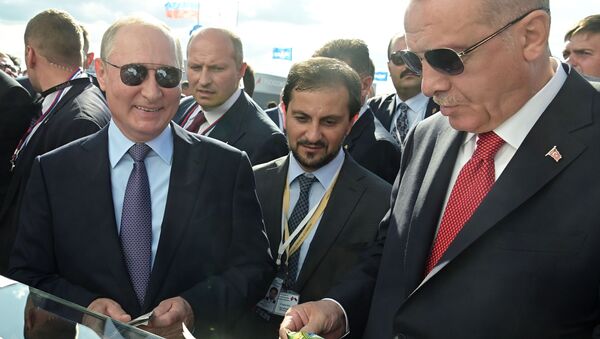 Vladímir Putin, presidente de Rusia, y Recep Tayyip Erdogan, presidente de Turquía, en el Salón Aeroespacial MAKS 2019 - Sputnik Mundo