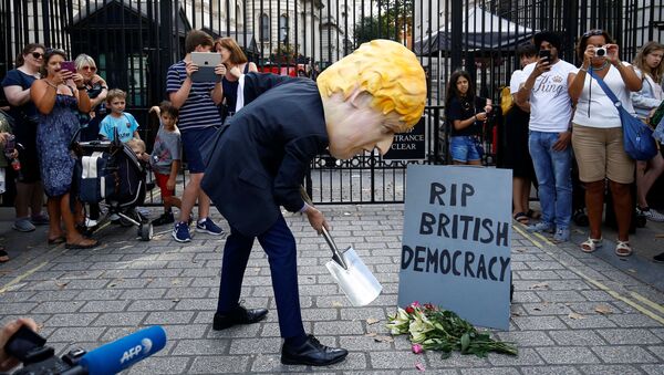 Protestas contra la decisión del primer ministro británico , Boris Johnson, de suspender el Parlamento - Sputnik Mundo