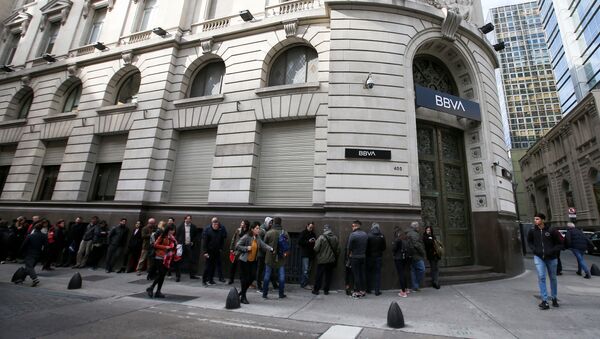 Un grupo de personas hacen fila en las afueras del banco BBVA en Buenos Aires - Sputnik Mundo