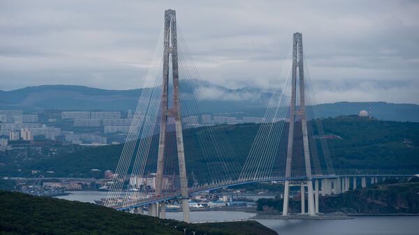 El puente de la isla Russki en la ciudad rusa de Vladivostok - Sputnik Mundo
