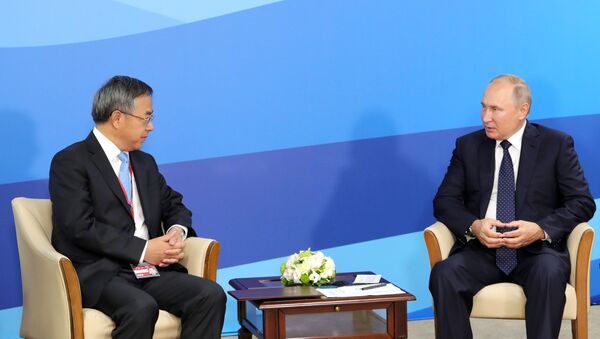 Viceprimer ministro chino, Hu Chunhua, y presidente ruso, Vladímir Putin - Sputnik Mundo