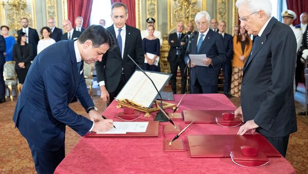 El primer ministro de Italia, Giuseppe Conte presta el juramento al presidente del país, Sergio Mattarella - Sputnik Mundo