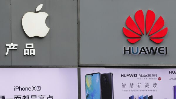 Los logotipos de Apple y Huawei se exhiben fuera de una tienda de telefonía móvil en Shenzhen, China - Sputnik Mundo