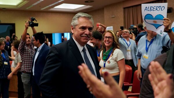 Alberto Fernández recibido por simpatizantes durante una conferencia en el Congreso de los Diputados de España - Sputnik Mundo