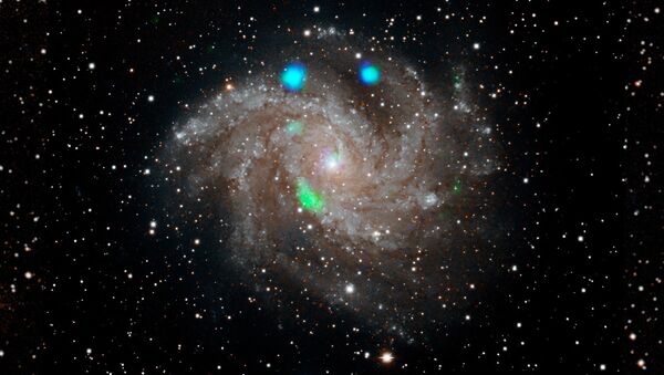 Los estallidos de la luz de rayos X de color azul y verde brillante en la galaxia de los Fuegos Artificiales —NGC 6946—  - Sputnik Mundo