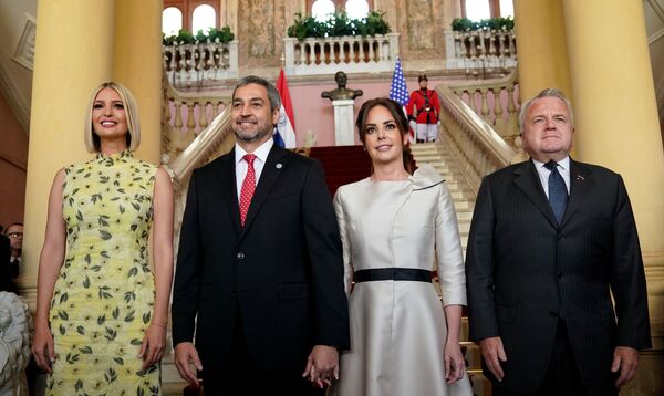 El tacón de Ivanka Trump y el contraste con la realidad de América Latina: mejores escenas El tacón de Ivanka Trump y el contraste con la realidad de América Latina: mejores escenas - Sputnik Mundo