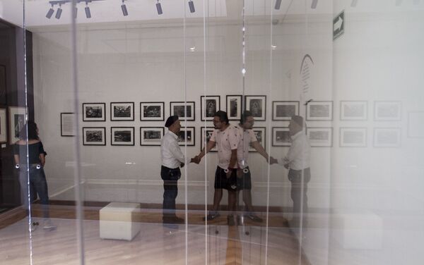 Rubén Pax saluda a una persona que visitó su exposición en el Museo de la Fotografía de la ciudad de México - Sputnik Mundo