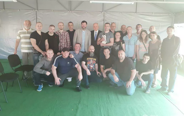 El periodista Kiril Vishinski (centro) y otros ciudadanos rusos liberados por Kiev en el marco del intercambio histórico de prisioneros entre Rusia y Ucrania el 7 de septiembre de 2019 - Sputnik Mundo